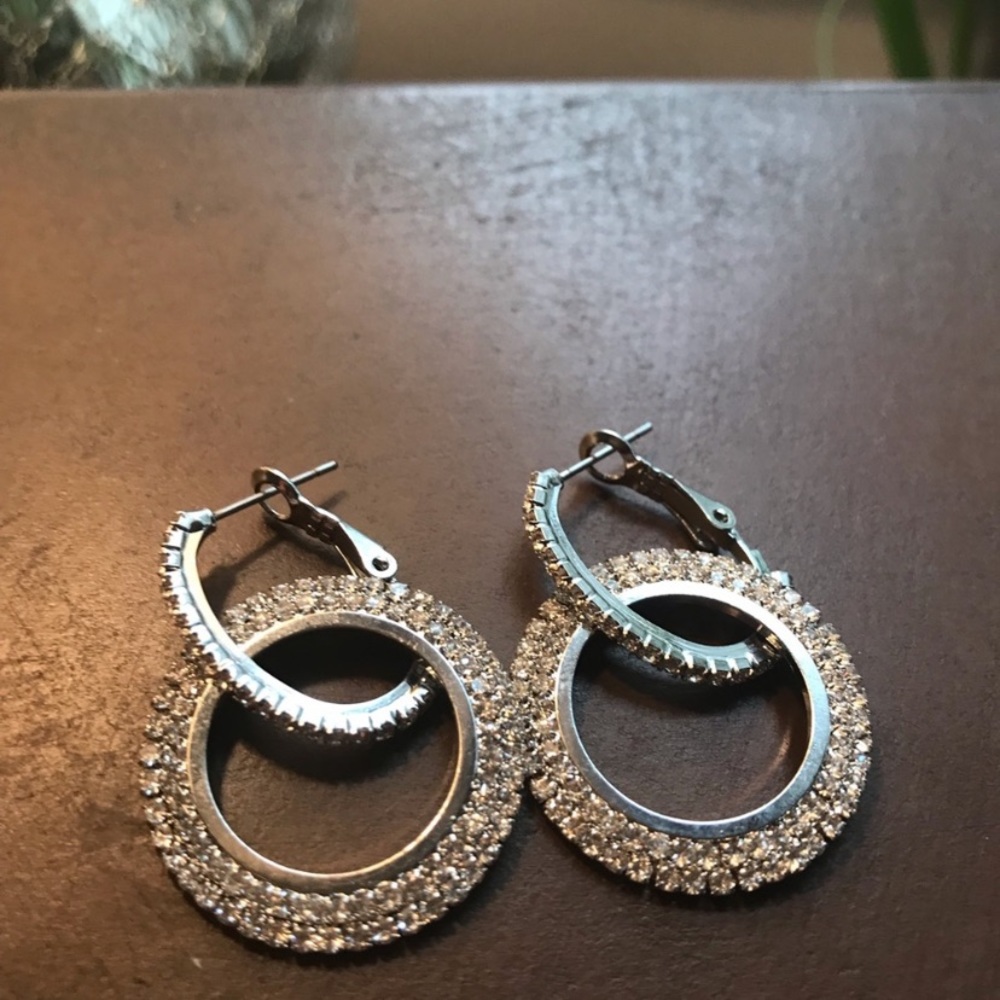 Beautiful Silver plated round crystals Earrings 🌺 - Picture 3 of 8